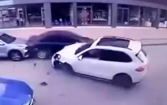 Tokat'ta Lüks Porsche Cipin Tekerle Çarpışma Sonucu Koptu