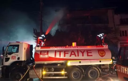 Gölhisar'da 2 Katlı Apartmanda Yangın