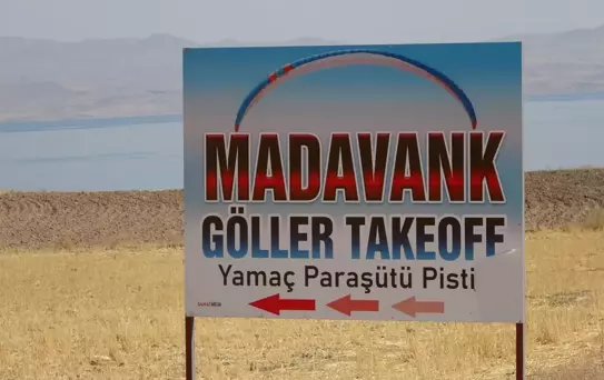Erciş'te Yamaç Paraşütü Gösterisi