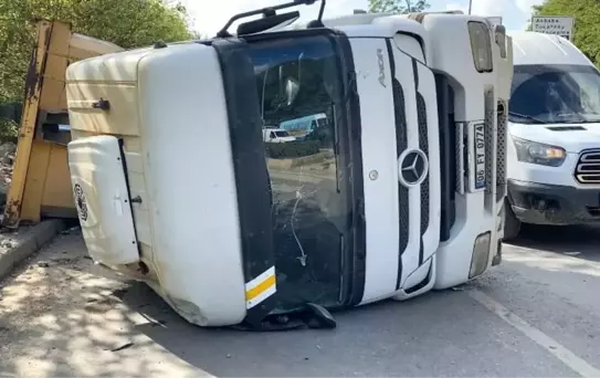 Beykoz'da İnşaat Kamyonu Devrildi