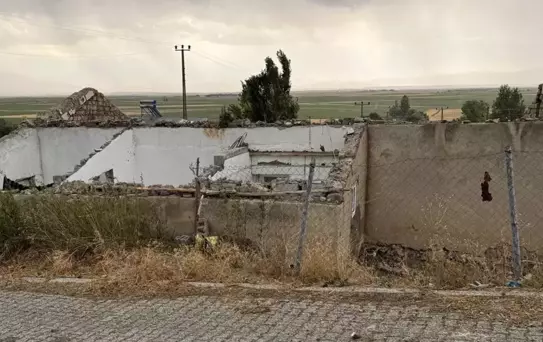 Ağrı'da Kuvvetli Rüzgar Hasara Yol Açtı