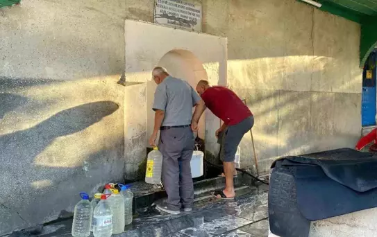 Eskişehir'de Halka Açık Çeşmeler Ekonomik Temizlik İçin Kullanılıyor