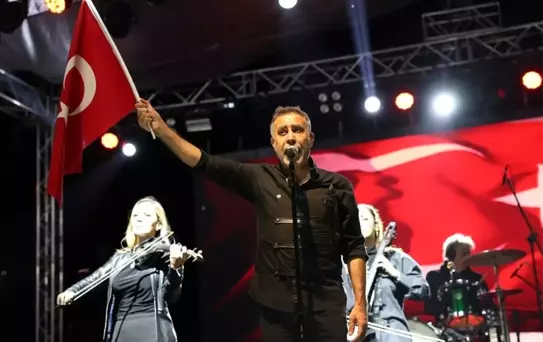 Haluk Levent, 27. Uluslararası Elma Tarım ve Kültür Festivali'nde Coşkuyla Sahne Aldı
