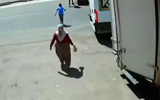 İş makinesi iki çocuğa çarptı! 2 yaşındaki Hatice hayatını kaybetti