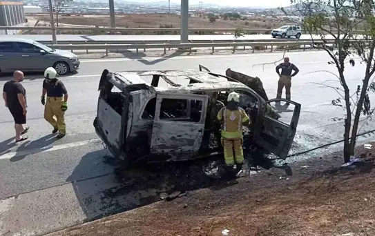 Kurtköy'de Ticari Araçta Yangın