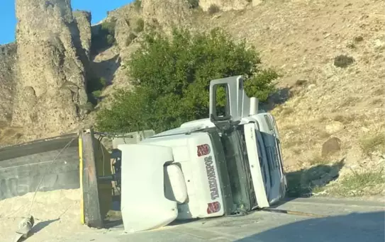 Ankara'da Hafriyat Kamyonu Devrildi