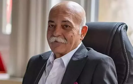 Usta oyuncu Settar Tanrıöğen, kedisiyle birlikte 2 oda bir salon evde yaşıyor