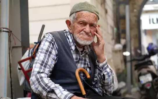 96 Yaşındaki Şemsiye Ustası Çalışmayı Seviyor