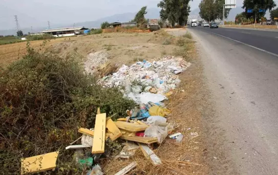 Aydın'da Yol Kenarı Çöplüğe Dönüştü