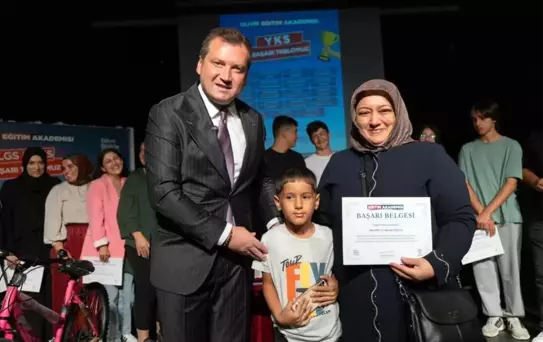 Başkan Balcıoğlu, Başarılı Öğrencilere Sertifikalarını Verdi