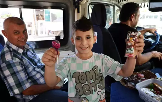 Çocuklara İkramda Bulunan Dolmuş Şoförü