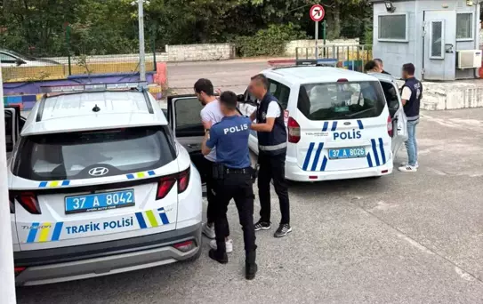 Polis Memuruna Darp: 4 Gözaltına Alındı