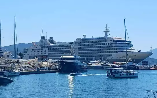 Marmaris'e İki Dev Yolcu Gemisi Geldi