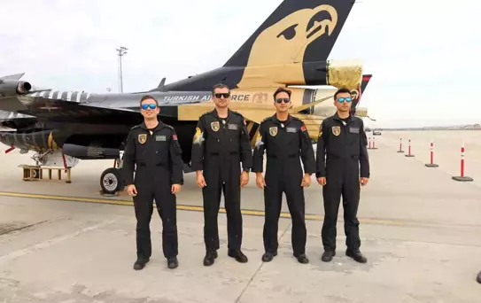 SOLOTÜRK, TEKNOFEST'te Nefes Kesen Gösteri Uçuşu Yaptı