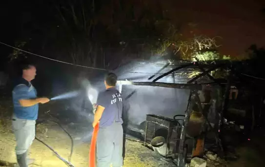 Samandağ'da Depo Çadırı Yangınla Yandı