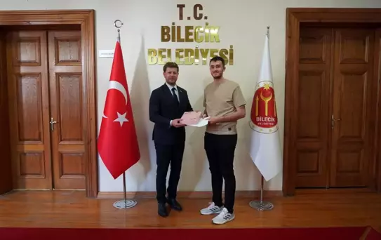Bilecik'te Üniversite Sınavında Türkiye 528'incisi Olan Öğrenci Ağırlanıldı