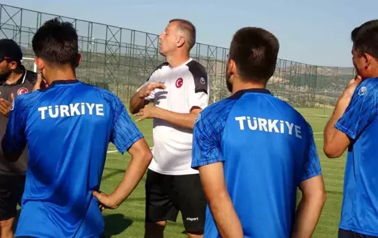 Okan Kurt: İşitme Engelli Ailesine Destek Oluyor