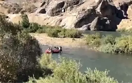 Elazığ'da Beyhan Barajı'ndan Açılan Kapaklar Mahsur Kalan 4 Kişiyi Tehdit Etti