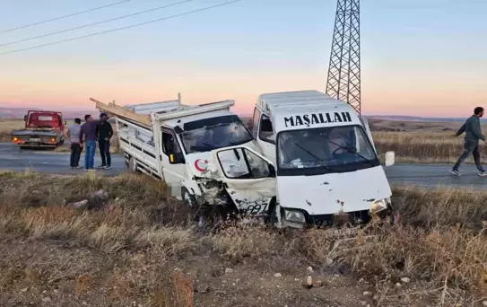 Çorum'da Minibüs ile Kamyonet Çarpıştı: 4 Yaralı