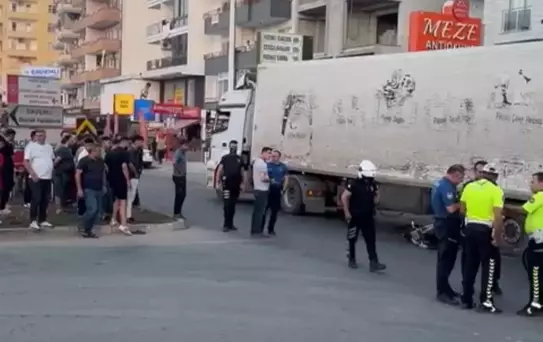 Mersin'de TIR-Motosiklet Kazası: 1 Ölü, 1 Yaralı