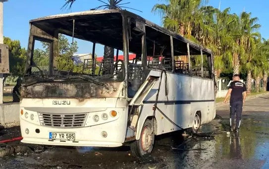 Antalya'da Park Halindeki Midibüs Yandı