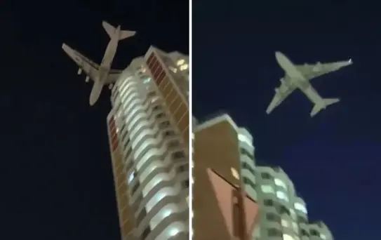 Dünyanın en büyük kargo uçağı droneden kaçarken az daha binalara çarpıyordu
