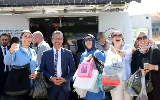 Erenler Belediye Başkanı Dinç, Çarşamba Kumaş Pazarını Ziyaret Etti