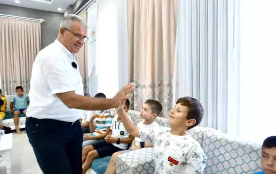Başkan Elbi, Karabigalı Çocuklara Spor Ayakkabı Hediye Etti