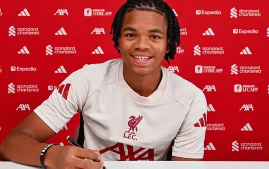 17 yaşındaki yıldız, Liverpool ile ilk profesyonel sözleşmesini imzaladı