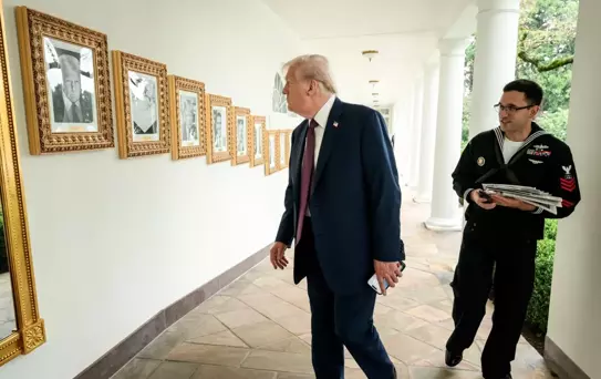 Trump, Biden'ın Fotoğrafını Kalemle Değiştirdi
