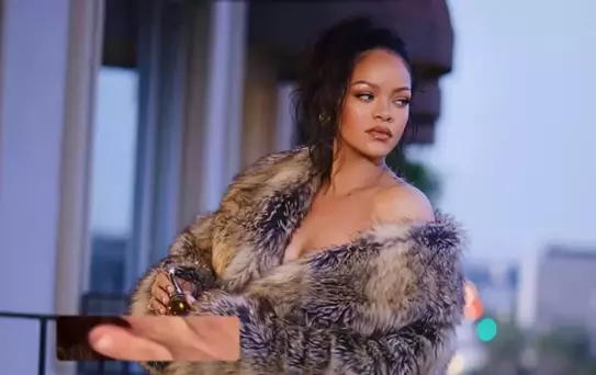 Üçüncü kez anne olan Rihanna, bebeğini ilk kez gösterdi