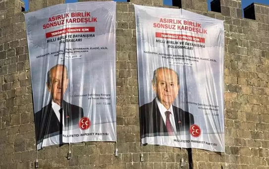 Diyarbakır'da Bahçeli Posterleri