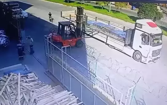 Forklifte çarpan bisikletli ağır yaralandı