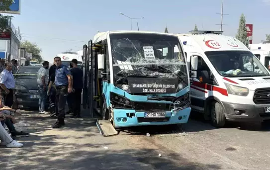 Freni patlayan otobüs durakta bekleyen otobüse çarptı: Çok sayıda yaralı var