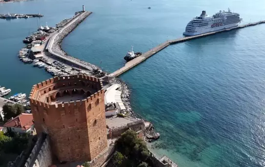 Kruvaziyer Gemisi Alanya'ya Demir Attı