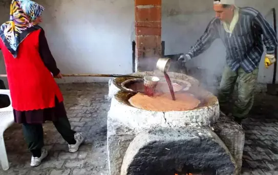 Yağcık Köyü'nde Geleneksel Pekmez Yapımı Süregeliyor