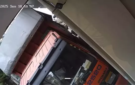 Esenyurt'ta Kamyon Kaydı, 3 Araç Hasar Gördü