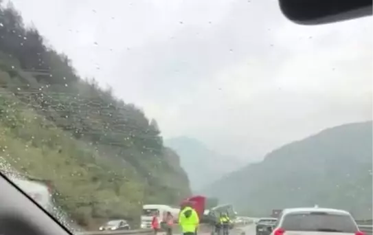 Geyve'de Tır Kazası: Trafik Kilitlendi
