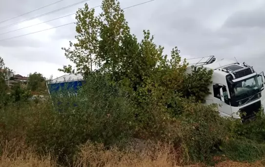 Denizli'de Tır Kaydı, Şarampole Girdi