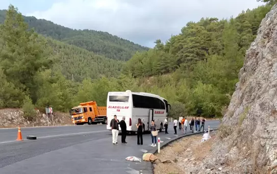 Akseki'de Minibüs ve Otobüs Çarpıştı: 1 Ölü, 1 Yaralı