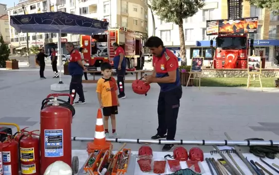 Burdur'da İtfaiyecilik Haftası Etkinliği: Çocuklar İtfaiye Araçlarıyla Tanıştı