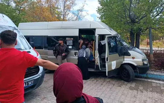 Kırıkkale'de Dolmuş Kazası: 13 Yaralı