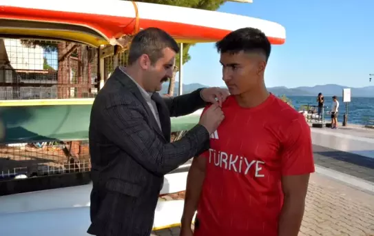 Kaymakam Kumcu, Dünya Şampiyonu Kano Sporcusunu Ödüllendirdi