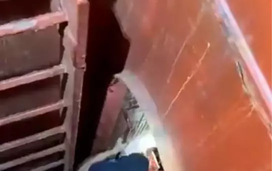 Kocaeli'de İşçi Gemi Ambarına Düştü
