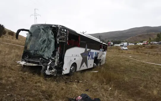 Sivas'ta Otobüs ve TIR Çarpıştı: 18 Yaralı