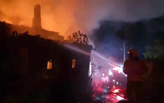 Demirci'de Yangın: Bir Ev Zarar Görüldü