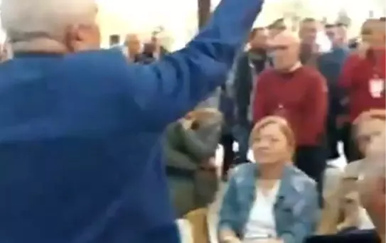 CHP kongresinde tansiyon yükseldi! İl Başkanı elindeki mikrofonu fırlattı