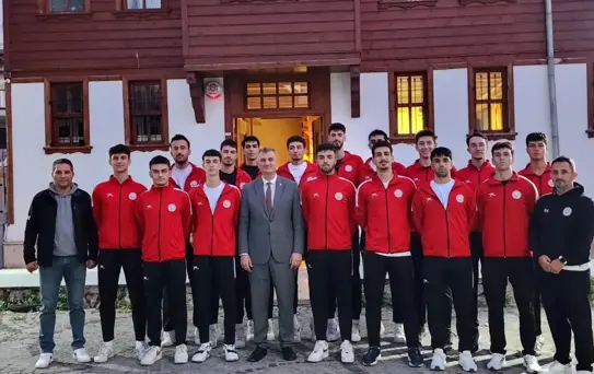 Başkan Sezer, Gölcük Belediyespor Voleybol Takımı ile Bir Araya Geldi