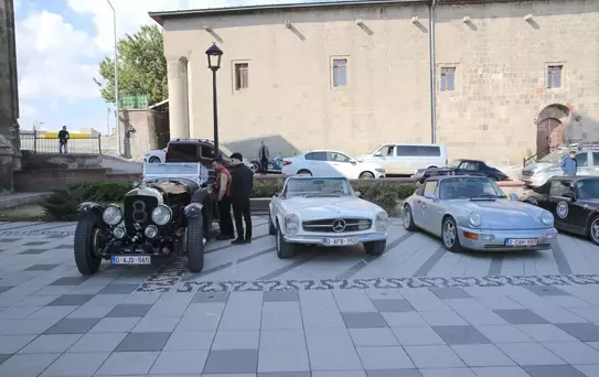 Klasik Otomobil Tutkunları Erzurum'da