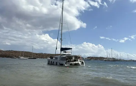 Yelkenli Tekne Kayalıklara Oturdu